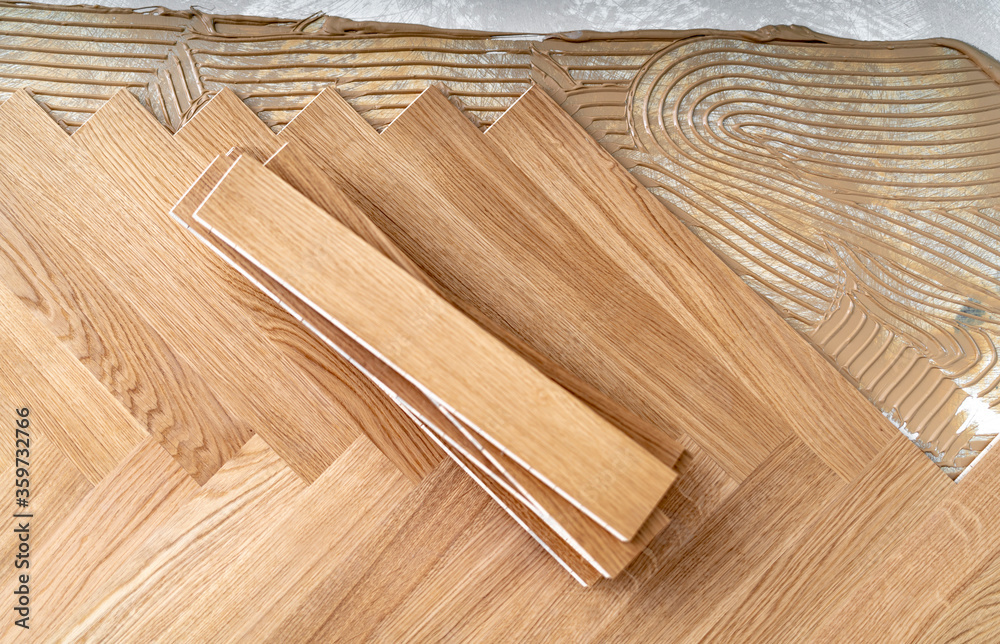 Fischgrät Parkett aus Eiche während der Verlegung