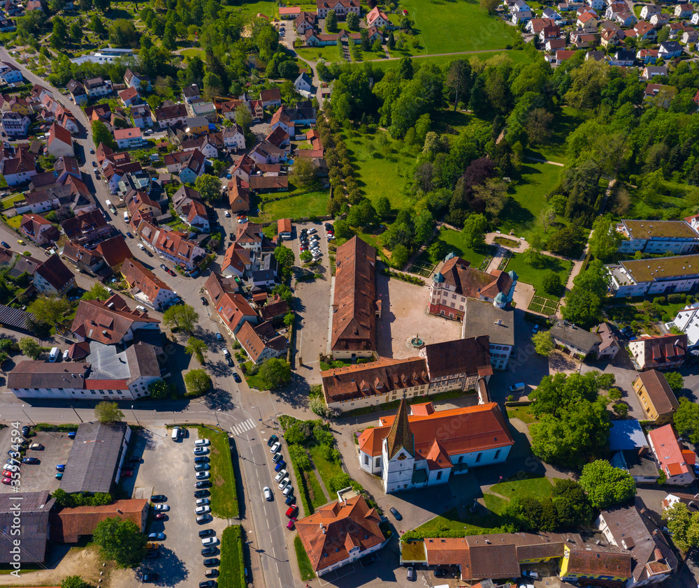 Fototapeta Widok z lotu ptaka na miasto Donzdorf w Niemczech w słoneczny wiosenny dzień podczas blokady koronawirusa.