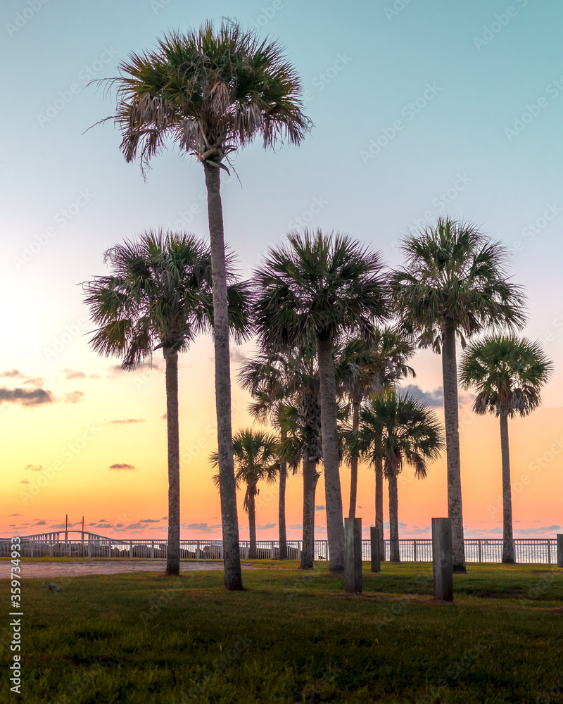 Obraz premium typical sunset in florida over the sunshine skyway bridge