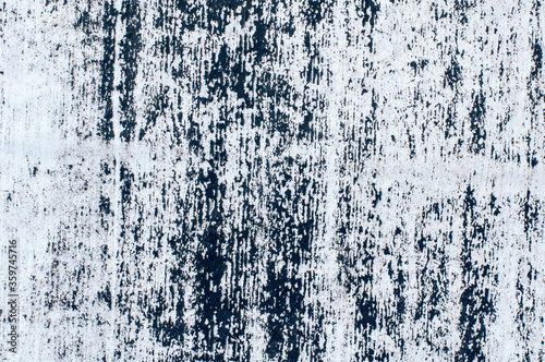 Black discontinuous stripes on a white background.