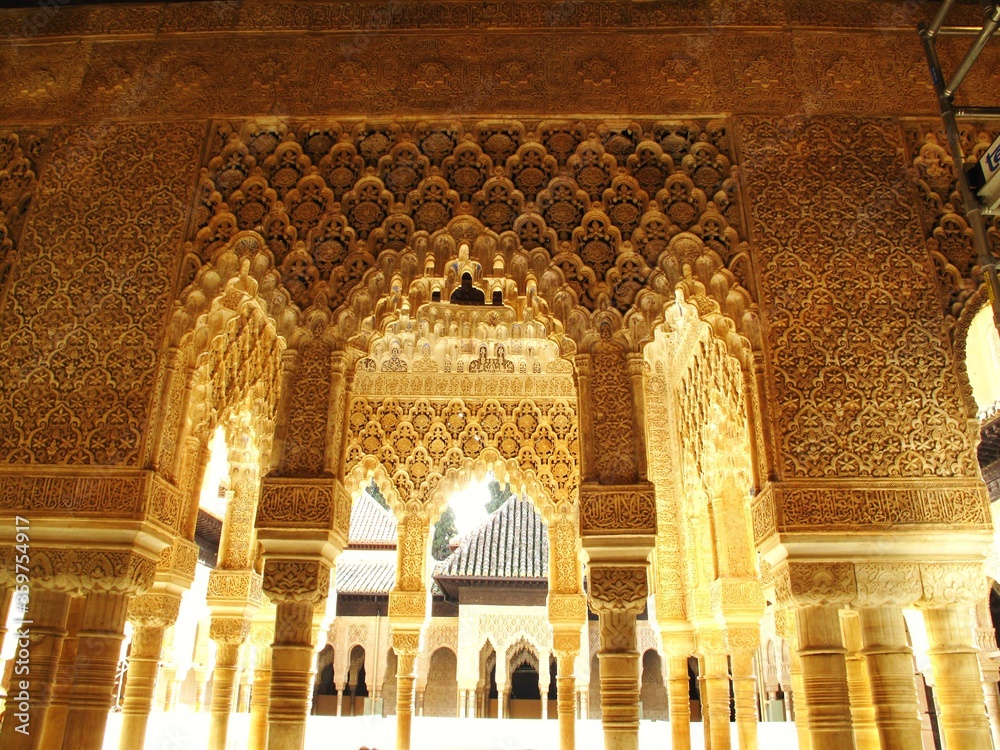 ALHAMBRA, ROYAL PALACE IN GRANADA, ANDALUSIA, SPAIN. MUSLIM SPAIN. ISLAMIC ART
