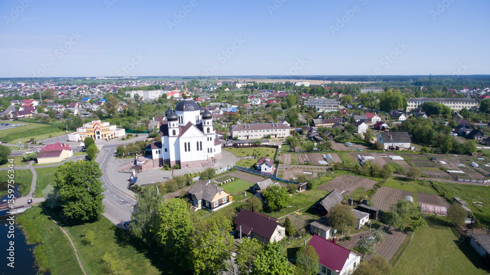 Вид с дрона. Маленький городок в Восточной Европе.