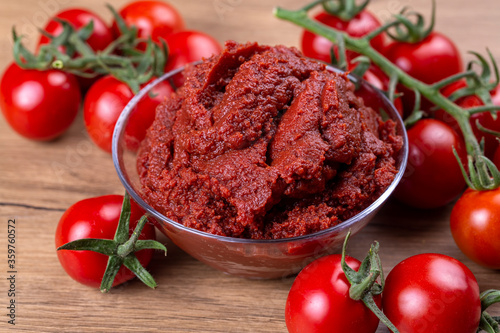 Fotografia Fresh tomato and tomatoes paste