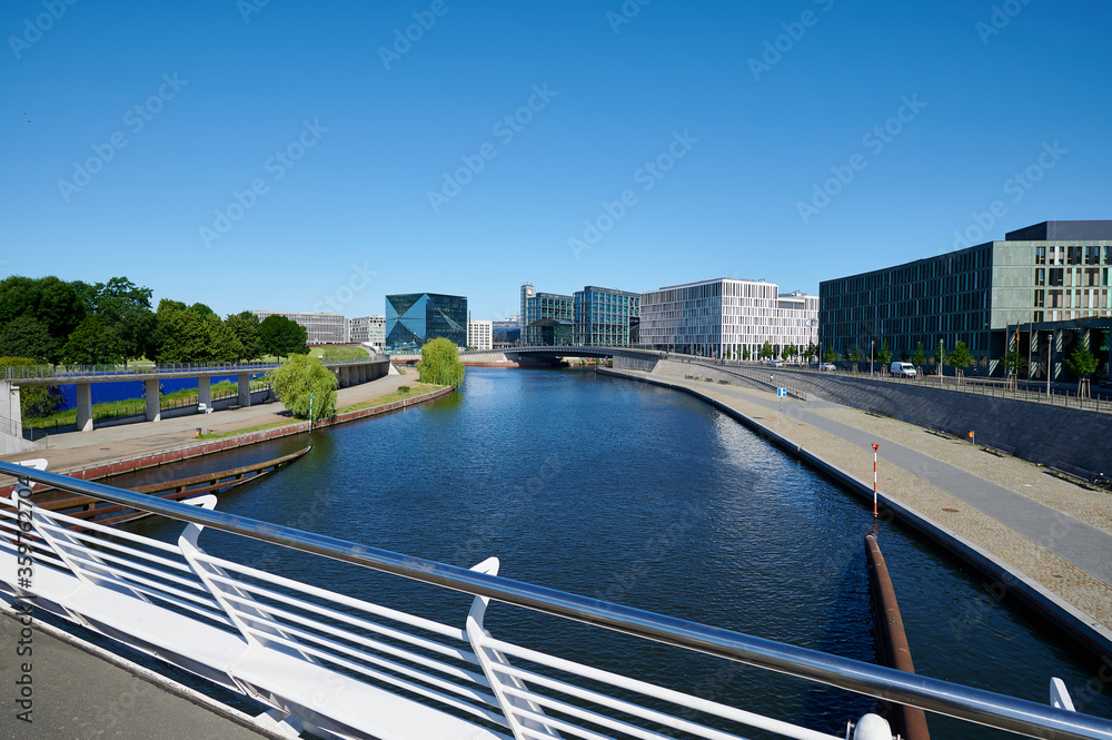 Obraz premium Berlin Hauptbahnhof und Cube
