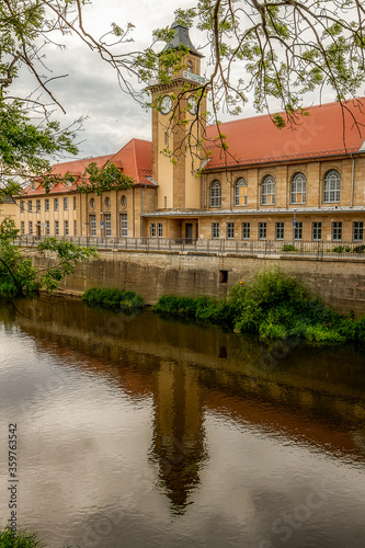 der Bahnhof am Fluß