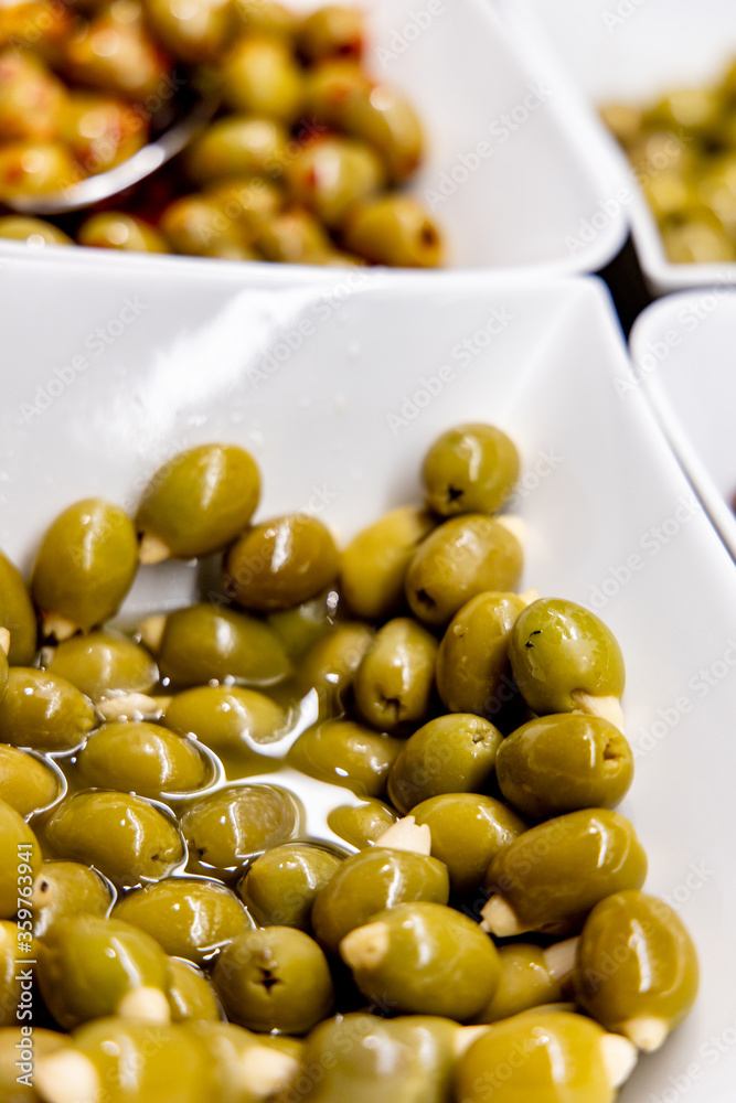 Oliven beim Feinkosthändler, Antipasti, Feinkost Oliven beim Feinkosthändler, Antipasti, Feinkost