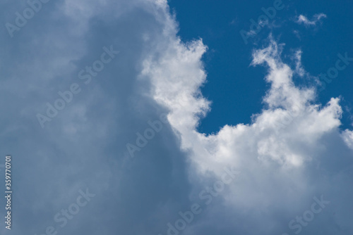 Kłębiaste chmury na niebie. © boguslavus