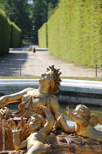 Fontaine dans les jardins du Château de Versailles photo