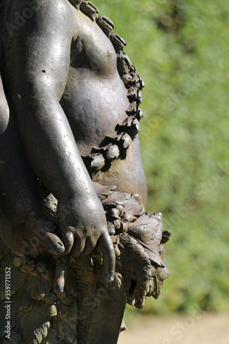 Sculpture dans les jardins du Château de Versailles photo