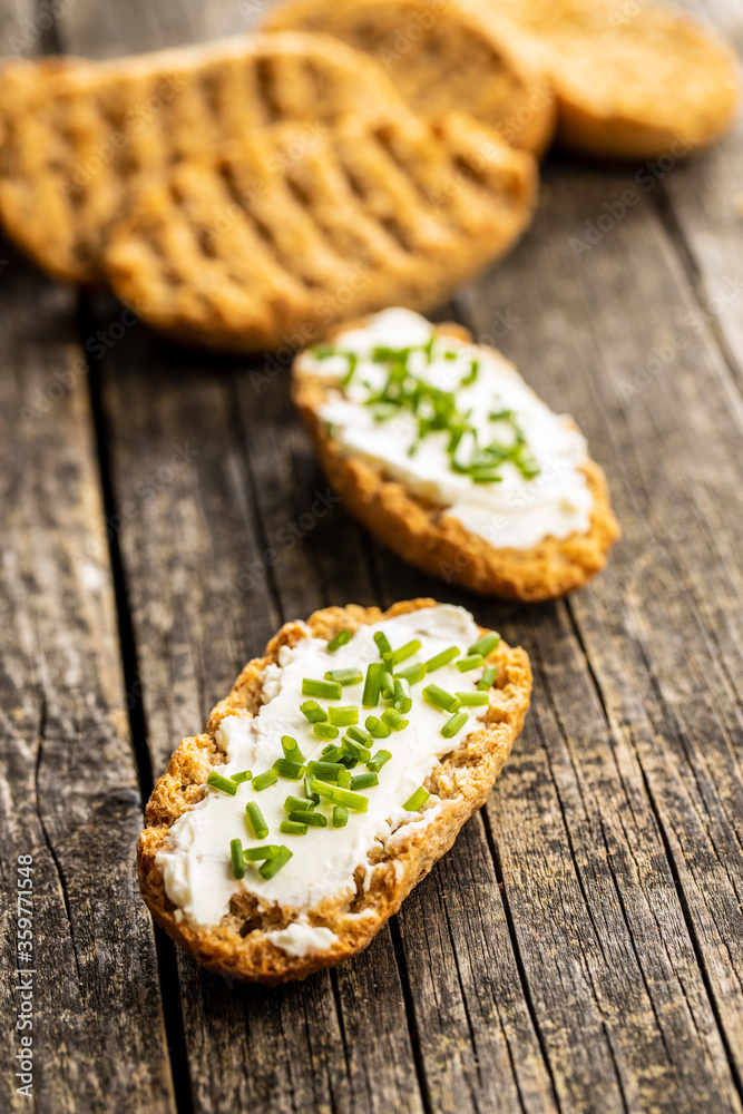 Crispbread with creamy cheese and green chive