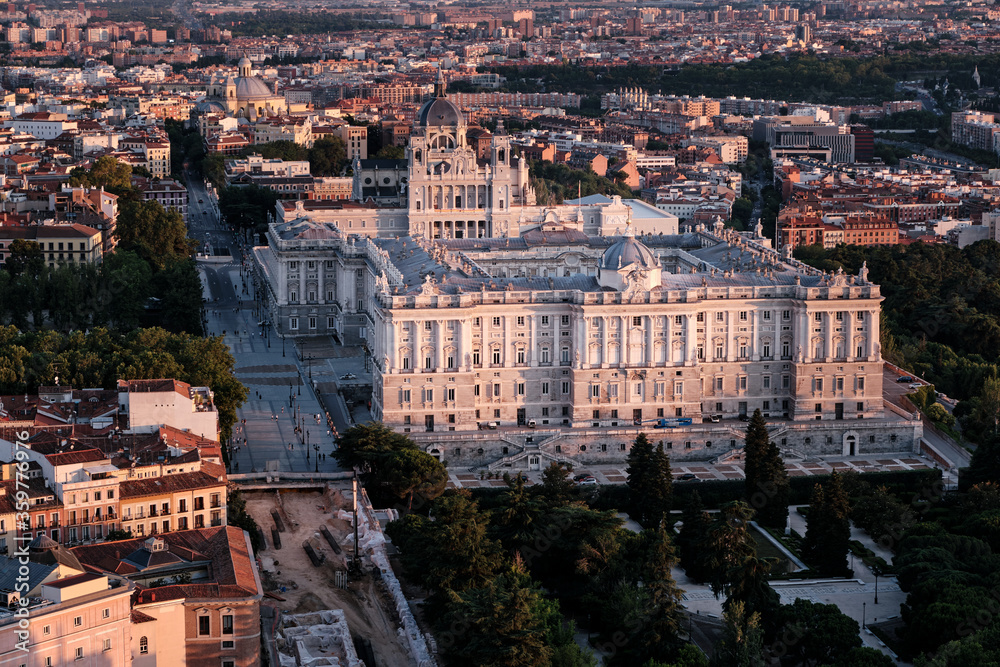 Palacio de Madrid durante un atardecer de verano