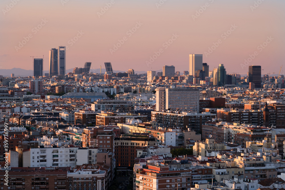 Skyline de Madrid en un atardecer de verano