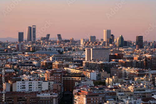 Skyline de Madrid en un atardecer de verano