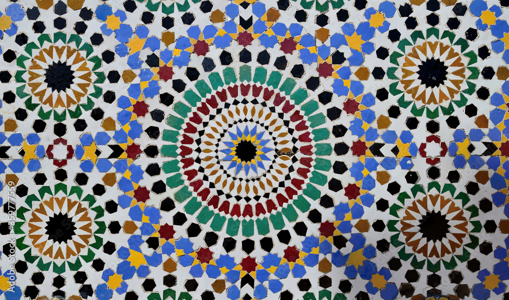 ISLAMIC ART IN MOROCCO. ISLAMIC PATTERNS IN CERAMIC, WOOD AND STONE.