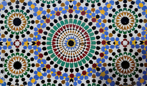 ISLAMIC ART IN MOROCCO. ISLAMIC PATTERNS IN CERAMIC, WOOD AND STONE.