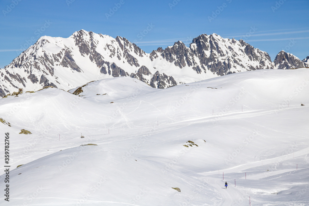 personne marchant seule dans la neige en haute altitude à l'alpes d'Huez, france