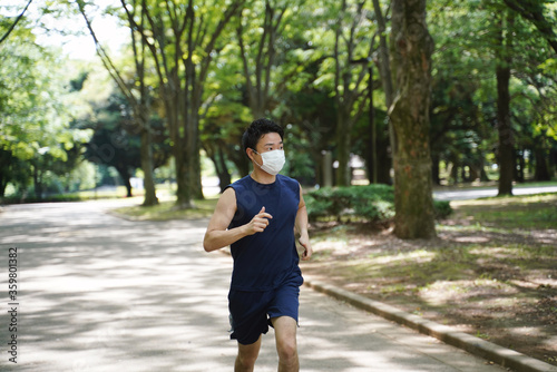 公園でマスクでジョギング