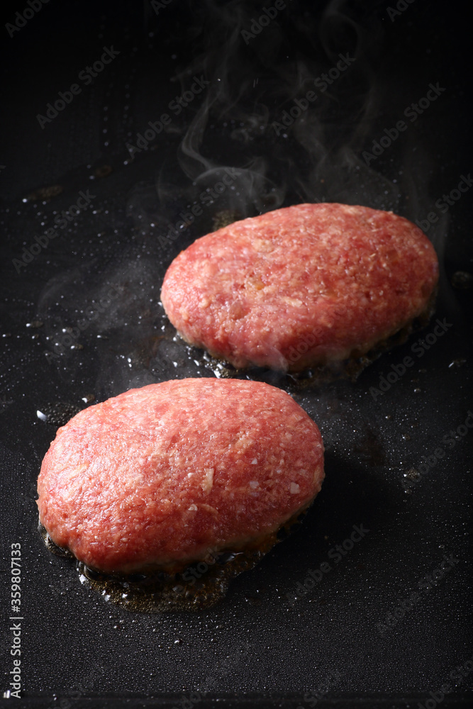 鉄板でハンバーグを焼く 鉄板でハンバーグを焼く