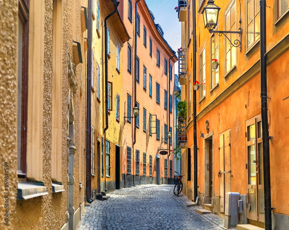 Fototapeta premium Średniowieczne alejki i brukowane uliczki na starym mieście, Gamla Stan w Sztokholmie