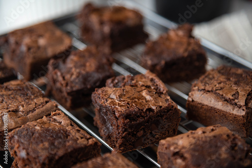 Foto chocolate brownies with ingredients and baking tools