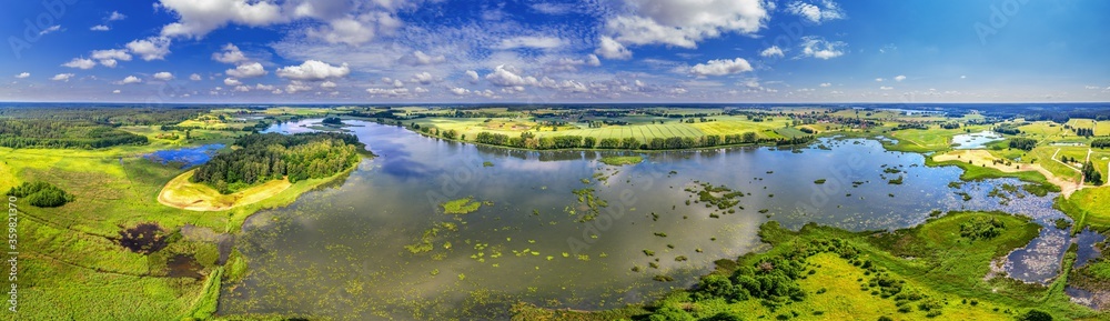 Zarastające jezioro Gajszak na Warmii w północno-wschodniej Polsce