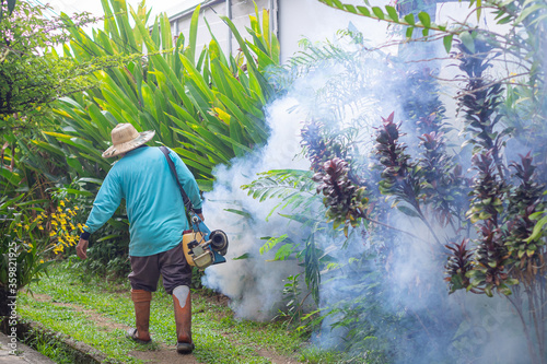 Fotografía Man are working fogging to eliminate mosquitoes.
