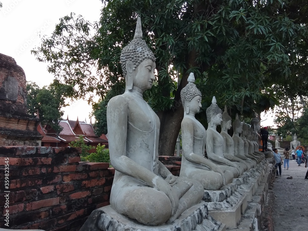 Obraz premium buddha statue in temple