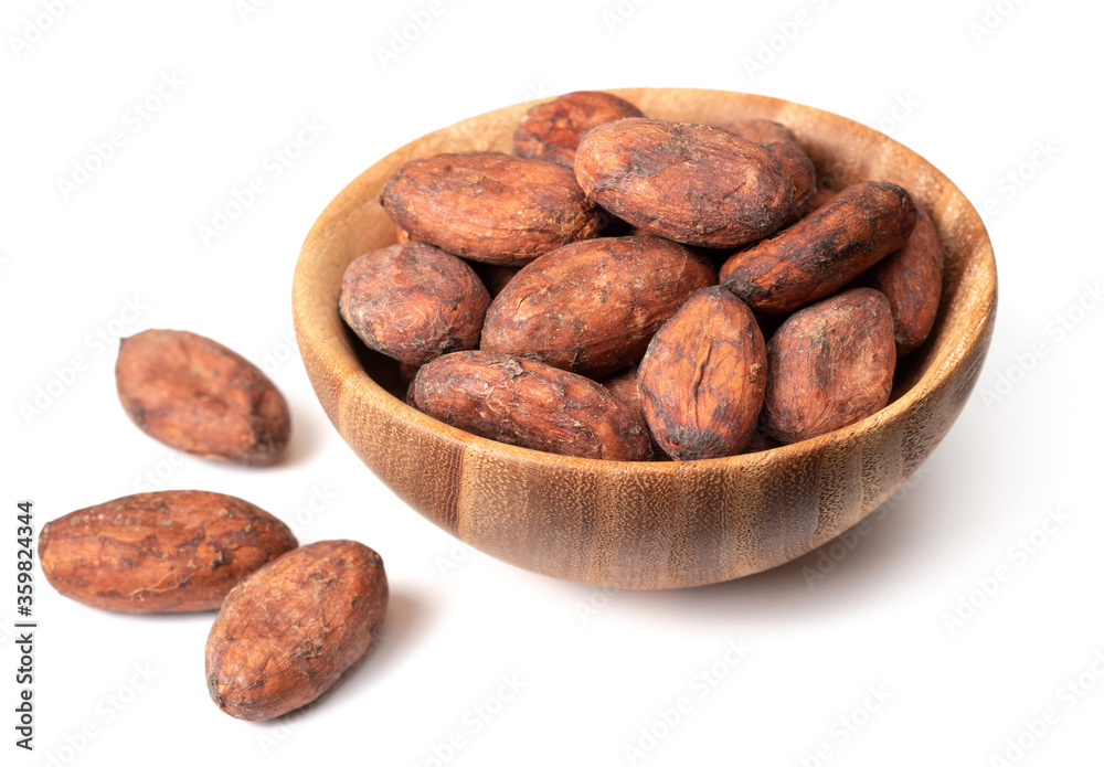 Obraz premium unpeeled cocoa beans in the wooden bowl, isolated on white background