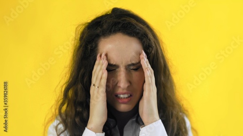 Canvas-taulu Beautiful woman with curly hairs have terrible headache