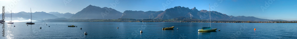 Panorama vom Thunersee am morgen
