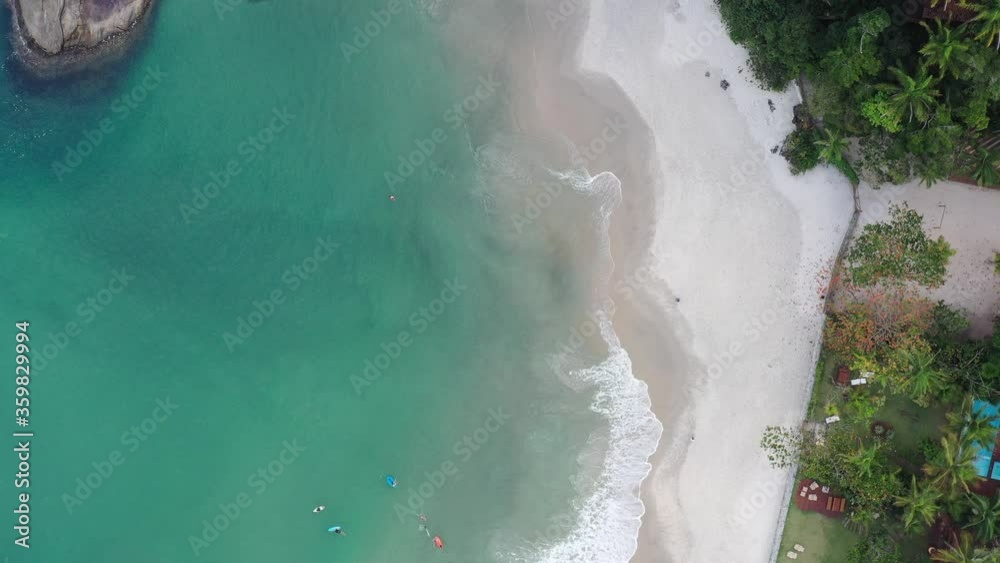imagem aérea de linda praia com aguas limpas