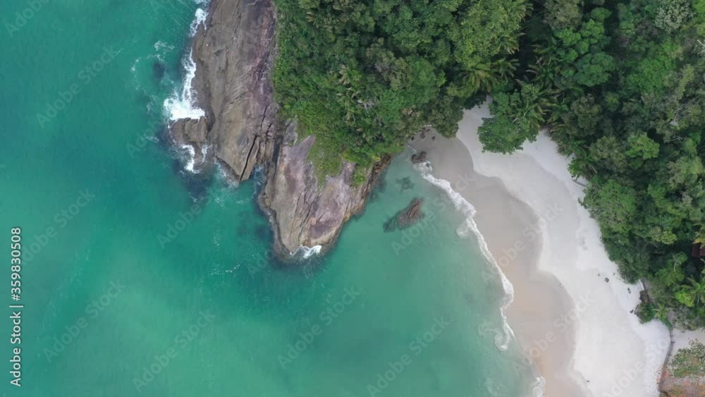 imagem aérea da linda praia do Engenho, litoral Norte de São Paulo incluindo a vegetação da mata Atlântica, surfistas e banhistas