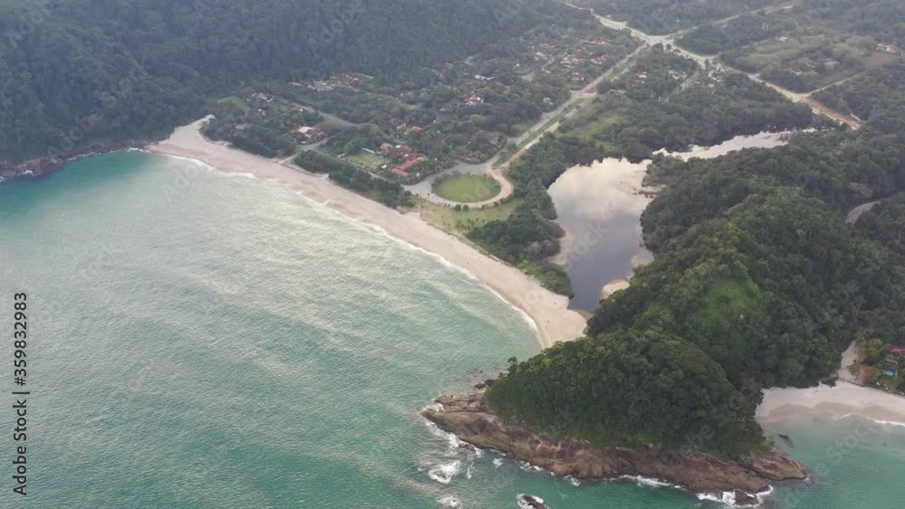 imagem aérea da linda praia do Engenho, litoral Norte de São Paulo incluindo a vegetação da mata Atlântica, surfistas e banhistas