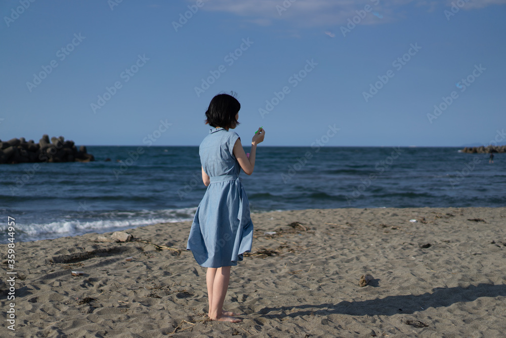 空と砂浜と女性
