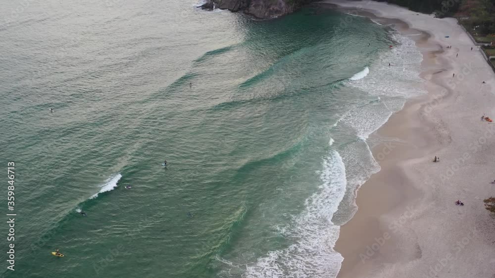 imagem aérea da linda praia do Engenho, litoral Norte de São Paulo incluindo a vegetação da mata Atlântica, surfistas e banhistas