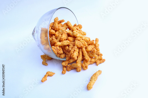 Valokuva yummy tasty crunchy snacks drop from a transparent bowl