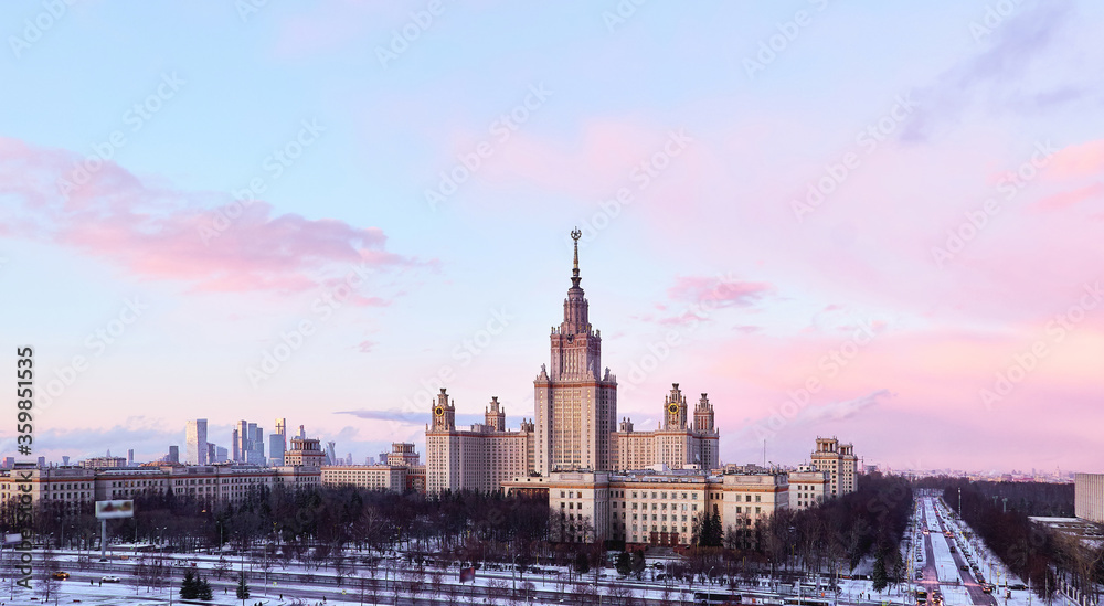 Fototapeta premium Dramatyczne niebo nad głównym budynkiem słynnego rosyjskiego uniwersytetu w Moskwie