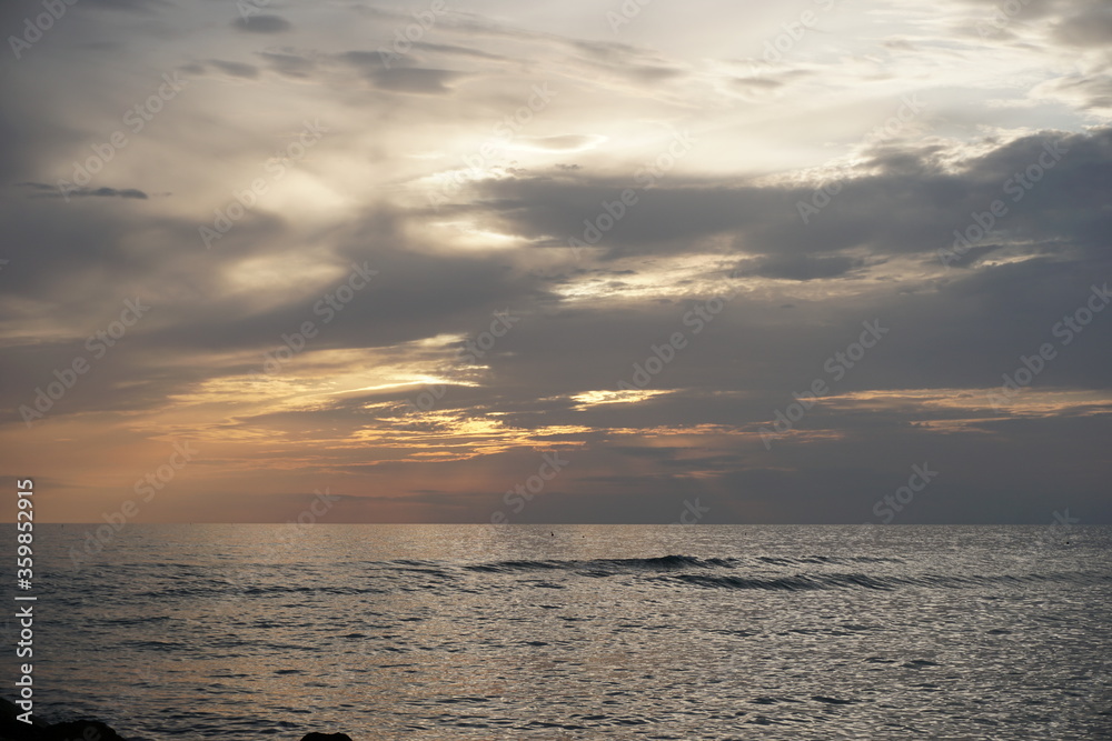 tramonto sul mare della toscana