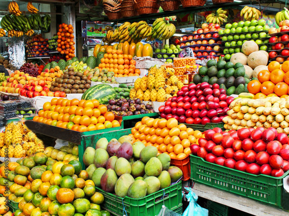 Étalage de fruits,  marché de Salvador de Bahia, Brésil