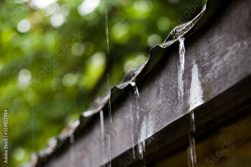 Ściekająca woda z dachu podczas deszczu.