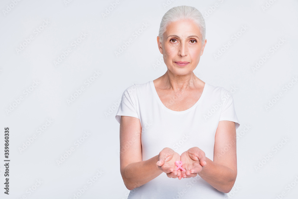 Φωτογραφία Portrait of confident person holding hand with pink ribbon wearing trendy t-shir