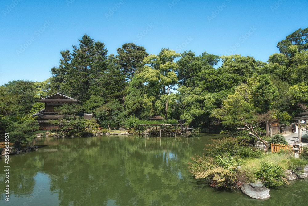 京都御苑内の旧九條家庭園、「拾翠亭」と九条池の中の島にある厳島神社と初夏の風景
