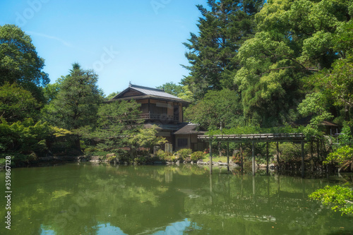 京都御苑内にある旧九条家庭園「拾翠亭」の美しい初夏の風景です © 眞