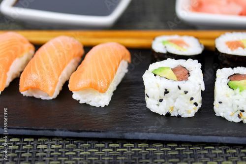 assiette de sushi et maki