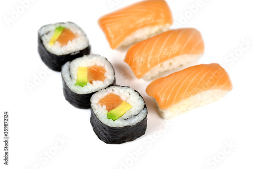sushi et maki sur un fond blanc