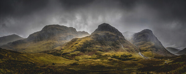 Fototapete Grau 2 Die Three Sisters Mountains, Glencoe im schottischen Hochland. Berühmte drei Gipfel von Glencoe.  © Chris Chambers