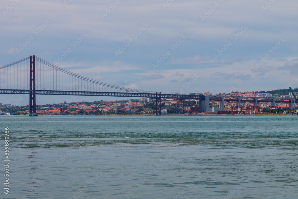Fototapeta premium Życie codzienne w Almadzie, jednej z najpopularniejszych dzielnic Lizbony. Znajduje się nad rzeką i przypomina małą wioskę. W Portugalii są restauracje, ludzie i jest pełne kolorów i życia