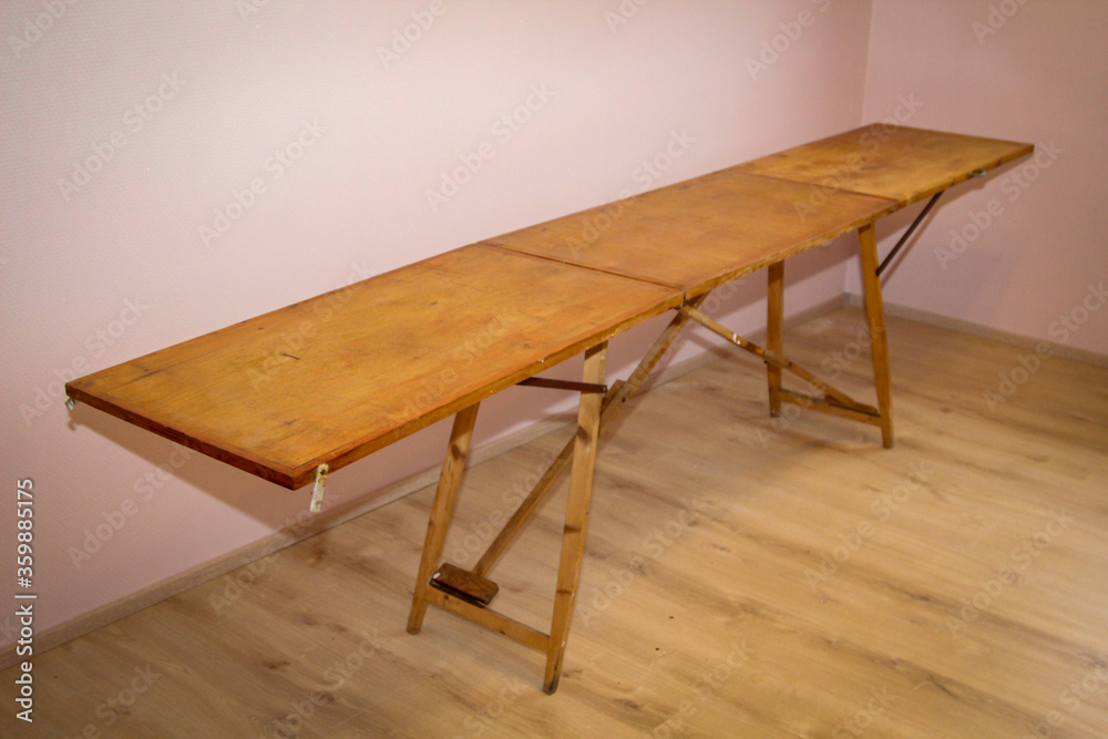 Maler und Tapezierutensilien und Details einer Tapeziertafel, Tapeziertisch Maler und Tapezierutensilien und Details einer Tapeziertafel, Tapeziertisch