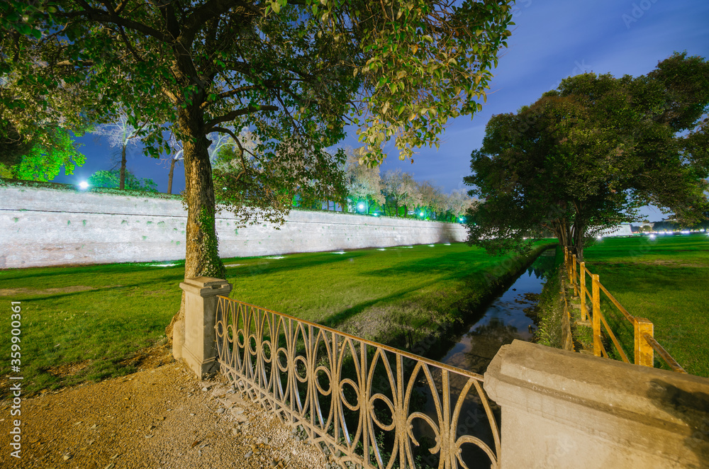 Φωτογραφία Nightview of the The famous Lucca city walls, intact from Renaissance era, Tusca
