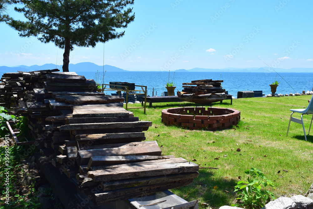 Φωτογραφία 琵琶湖岸　バーべキューの木材